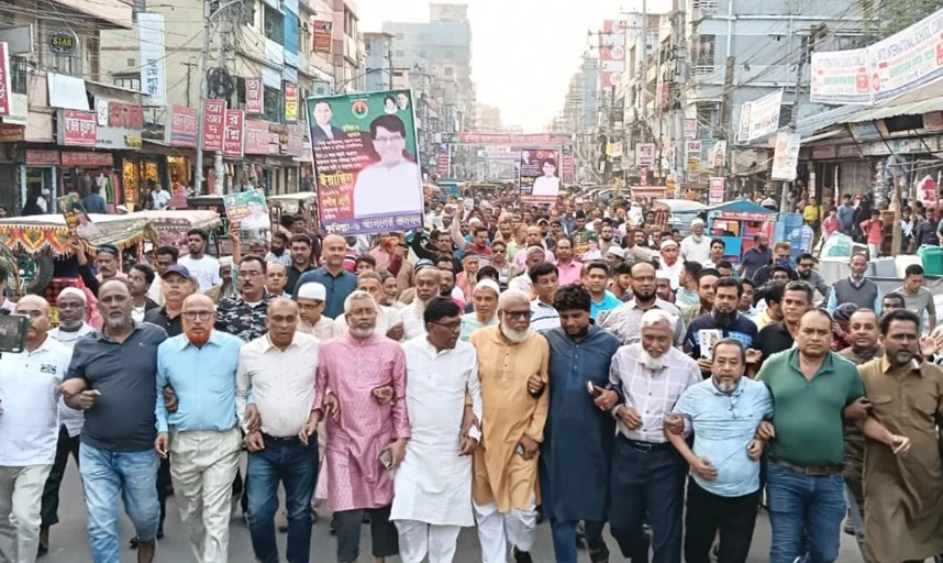 কুমিল্লা নগরীতে হাজী আমিন উর রশিদ ইয়াছিনের সমর্থনে ৩১ দফার লিফলেট বিতরণ